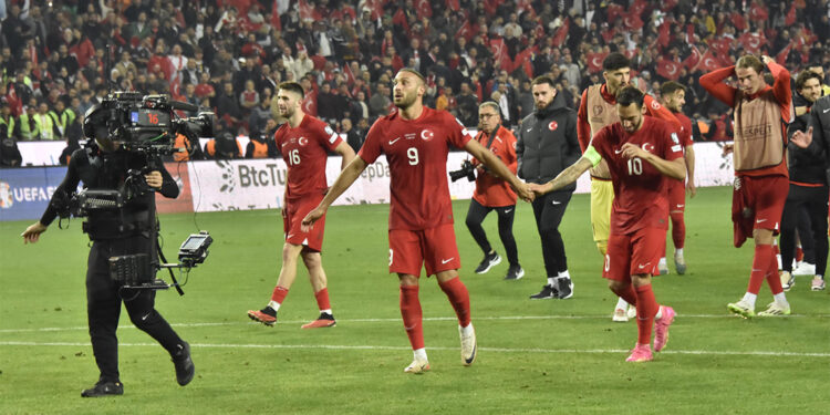 A Milli Futbol Takımı için siyasiler tebrik mesajları yayımladı