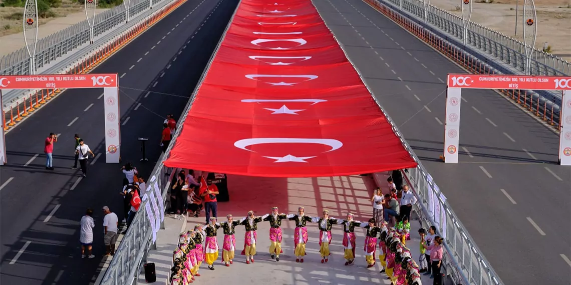 Cumhuriyetin 100'üncü yılı 1699 metrelik bayrakla kutlandı