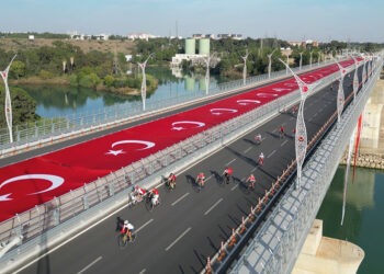 Cumhuriyetin 100'üncü yılı 1699 metrelik bayrakla kutlandı
