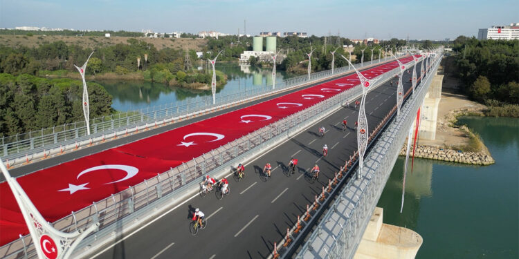 Cumhuriyetin 100'üncü yılı 1699 metrelik bayrakla kutlandı
