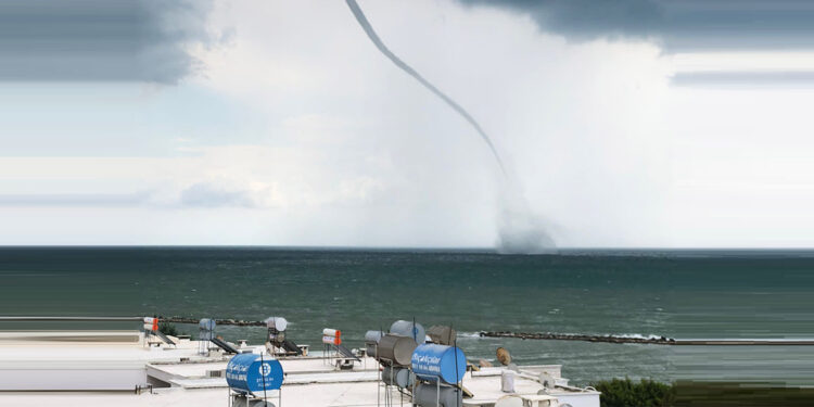 Adana'da denizde hortum oluştu
