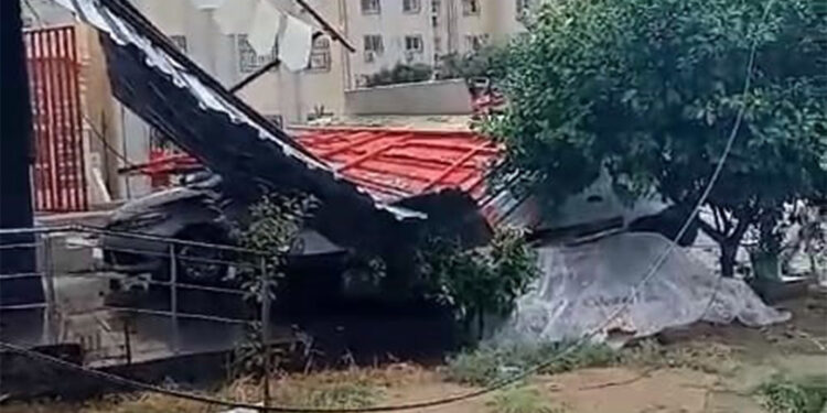 Adana'da fırtına ve sağanakta çatıları uçtu