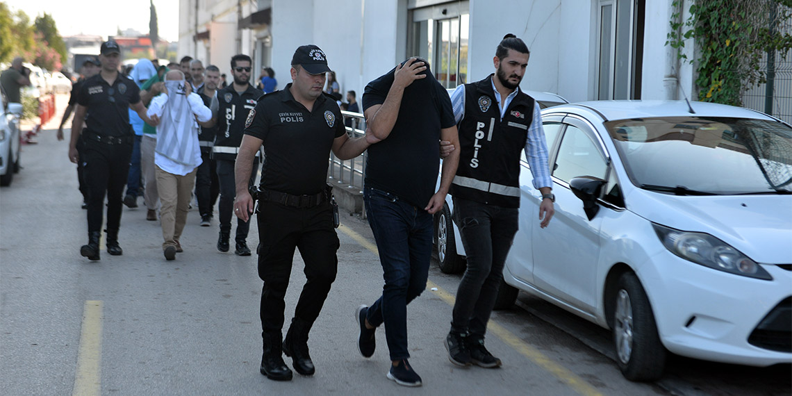 Seyhan ve Çukurova belediyelerine operasyon; 34 şüpheli adliyede