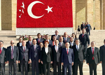 Cumhuriyetimizin yılmaz bekçileri olacağız