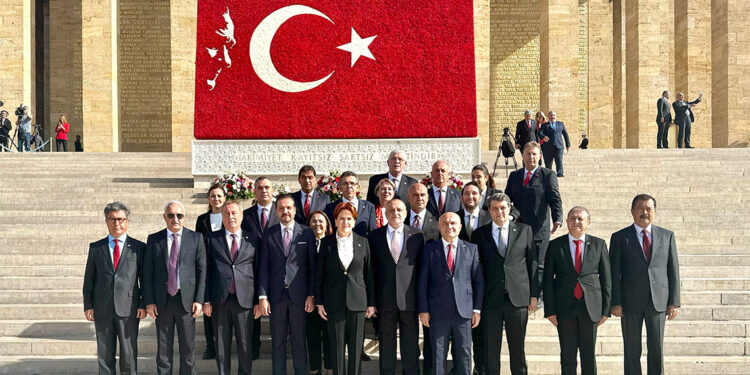 Cumhuriyetimizin yılmaz bekçileri olacağız