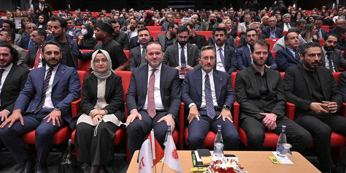 Cumhurbaşkanlığı İletişim Başkanı Fahrettin Altun, "Cumhuriyetin 100'üncü yılı bizim için sadece birtakım anma programlarıyla geçiştirilecek bir gerçeklik değil. Cumhuriyetin 100'üncü yılını gerçek anlamda yaşıyoruz. Bir bölgesel güç ve bir küresel aktör olarak yaşıyoruz. İçine kapatılmış küçük meselelerle boğuşan bir ülke olarak değil, büyük bir küresel oyuncu olarak yaşıyoruz" dedi.