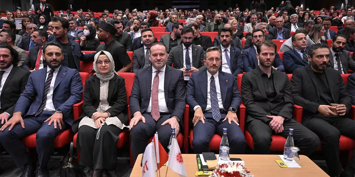 Cumhurbaşkanlığı i̇letişim başkanı fahrettin altun, "cumhuriyetin 100'üncü yılı bizim için sadece birtakım anma programlarıyla geçiştirilecek bir gerçeklik değil. Cumhuriyetin 100'üncü yılını gerçek anlamda yaşıyoruz. Bir bölgesel güç ve bir küresel aktör olarak yaşıyoruz. İçine kapatılmış küçük meselelerle boğuşan bir ülke olarak değil, büyük bir küresel oyuncu olarak yaşıyoruz" dedi.