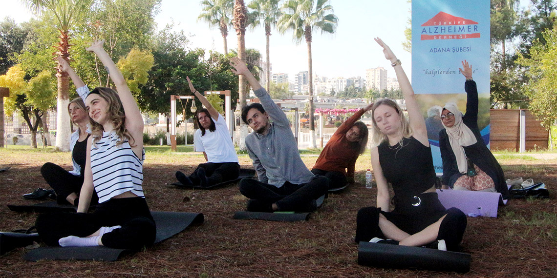 Alzheimer hastaları sabah yogasında buluşuyor