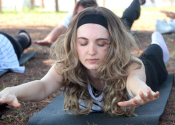 Alzheimer hastaları sabah yogasında buluşuyor