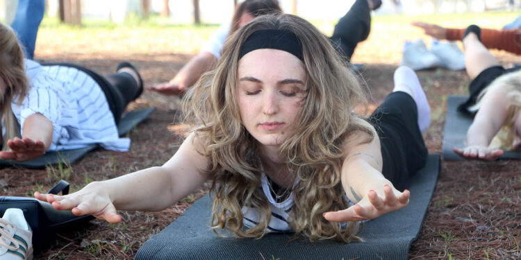 Alzheimer hastaları sabah yogasında buluşuyor