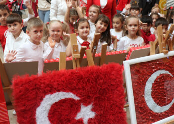 Edirne'de 100 Türk bayrağından oluşan sergi açıldı