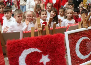 Edirne'de 100 türk bayrağından oluşan sergi açıldı