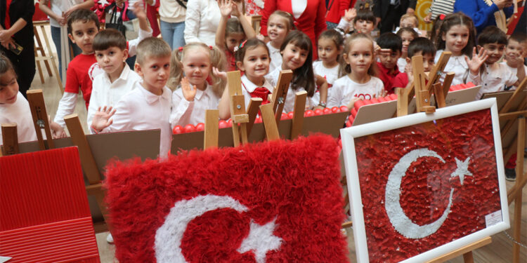 Edirne'de 100 Türk bayrağından oluşan sergi açıldı