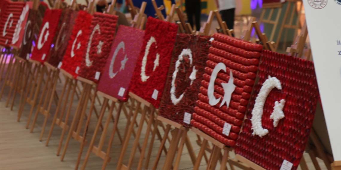 Edirne'de Zübeyde Hanım Anaokulu'nun öncülüğünde hazırlanan proje kapsamında, kent genelindeki anaokullarından 100 öğrencinin, geri dönüşüm malzemelerini kullanarak hazırladığı, 100 Türk bayrağından oluşan sergi açıldı.