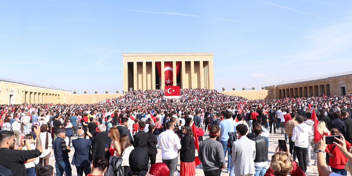 Cumhuriyet'in kurucusu Ulu Önder Gazi Mustafa Kemal Atatürk'ün ebedi istirahatgahı Anıtkabir Cumhuriyet'in 100’üncü yıl dönümünde 7'den 70'e vatandaşların akınına uğradı.