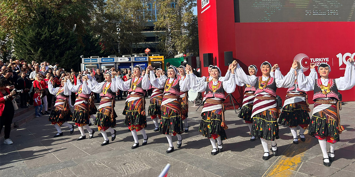 Ankara'da Cumhuriyet'in 100'üncü yılı coşkuyla kutlandı. 29 Ekim Cumhuriyet Bayramı ve Cumhuriyet’in 100’üncü yıl dönümü nedeniyle Kızılay'da çeşitli etkinlikler düzenlendi.