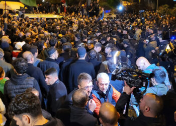 Ankara'da İsrail Büyükelçiliği önünde toplanan binlerce kişi, Gazze’de bir hastaneye düzenlenen bombalı saldırıyı protesto etti.