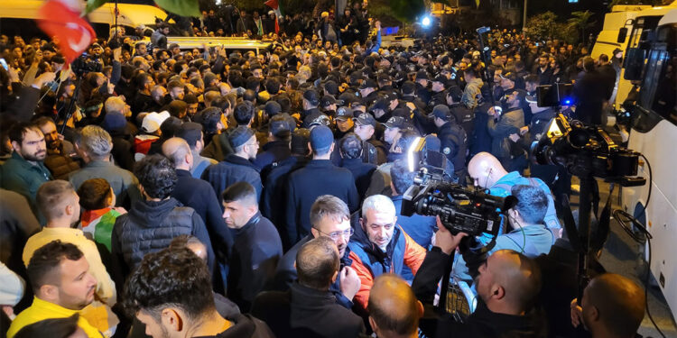 Ankara'da İsrail Büyükelçiliği önünde toplanan binlerce kişi, Gazze’de bir hastaneye düzenlenen bombalı saldırıyı protesto etti.