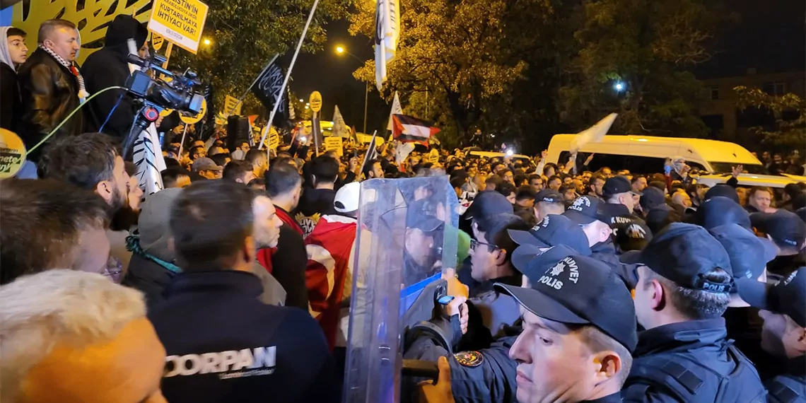 Ankara'da i̇srail büyükelçiliği önünde toplanan binlerce kişi, gazze’de bir hastaneye düzenlenen bombalı saldırıyı protesto etti.