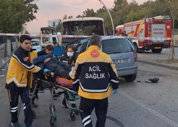 Ankara'da otomobil ile minibüs çarpıştı; 1 ölü, 14 yaralı