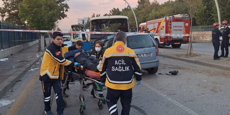 Ankara'da otomobil ile minibüs çarpıştı; 1 ölü, 14 yaralı