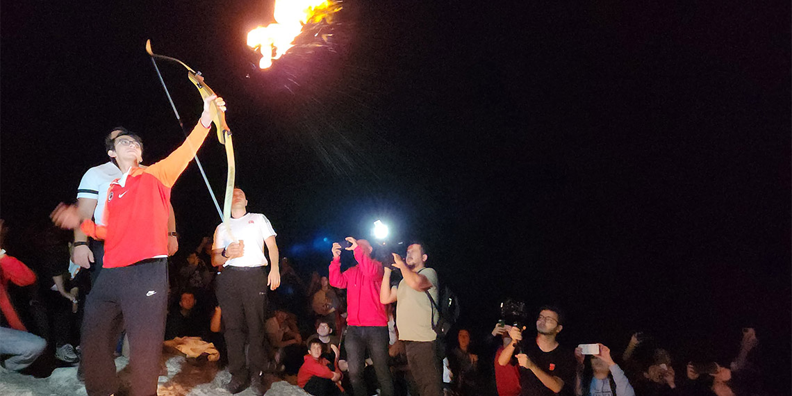 Antalya'da Cumhuriyet coşkusu; Mete Gazoz, sönmeyen ateşle ok yakıp, atış yaptı. Mete Gazoz da etkinliğe katılmaktan dolayı çok memnun olduğunu ifade ederek çok heyecanlandığını belirterek, "Benim için de çok güzel bir tecrübe oldu" diye konuştu.