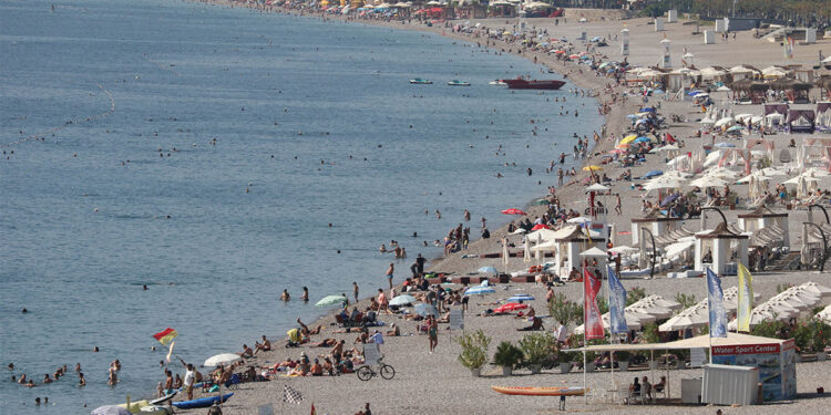 Antalya'da ekim ayının son haftasında deniz keyfi