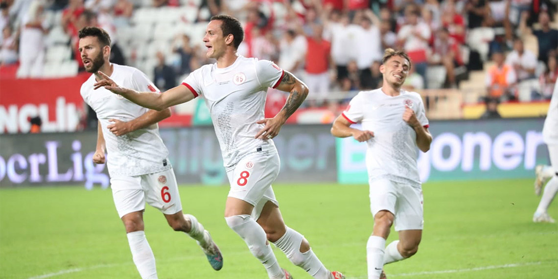 Süper Lig'in 10'uncu haftasında Antalyaspor Başakşehir'i 1-0 yendi. Mücadelenin ardından düzenlenen basın toplantısında Antalyaspor Teknik Sorumlusu Joao Tralhao ile Başakşehir Teknik Direktörü Çağdaş Atan açıklamalarda bulundu.