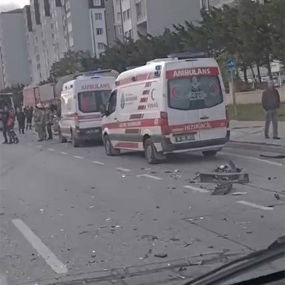 Arnavutköy'de önce minibüse ardından İETT otobüsüne çarptı
