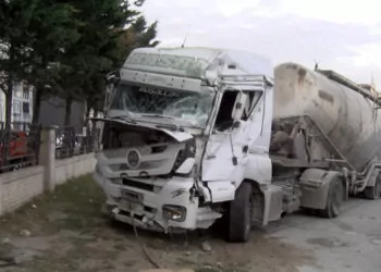 Arnavutköy'de önce minibüse ardından i̇ett otobüsüne çarptı
