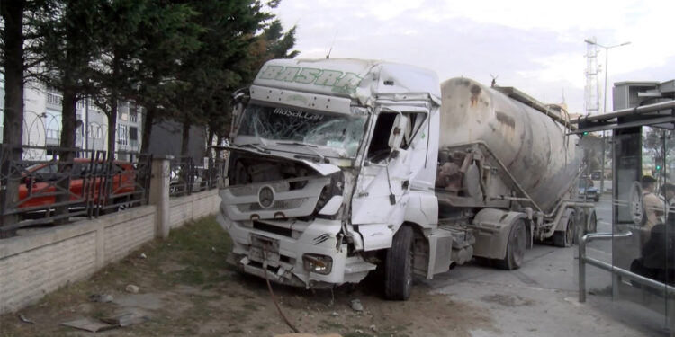Arnavutköy'de önce minibüse ardından İETT otobüsüne çarptı