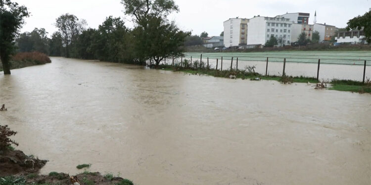 Arnavutköy'de sağanak yağışta dere taştı