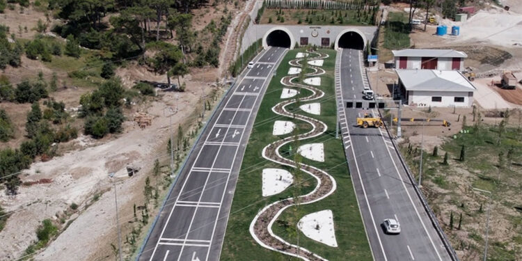 Assos ve Troya tünellerinden 3 milyondan fazla araç geçti