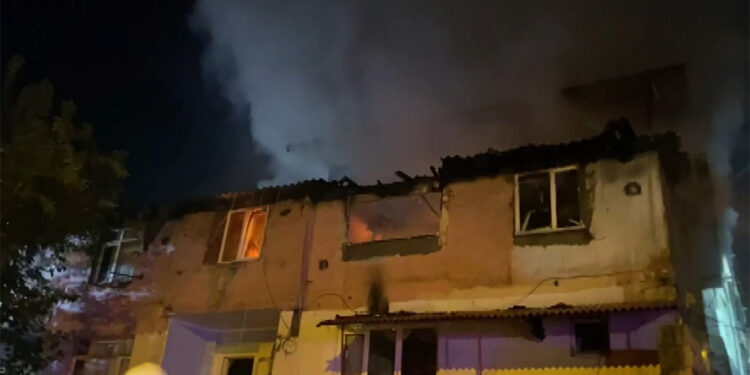 Ataşehir'de iki katlı binada yangın