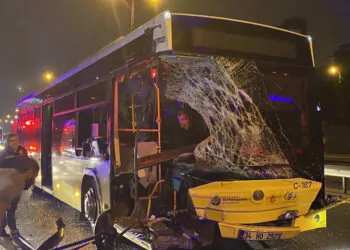 Ataşehir'de i̇ett otobüsü minibüse çarptı: 2 yaralı