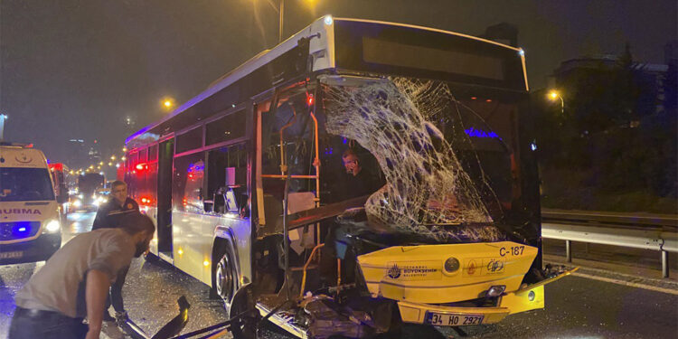 Ataşehir'de İETT otobüsü minibüse çarptı: 2 yaralı