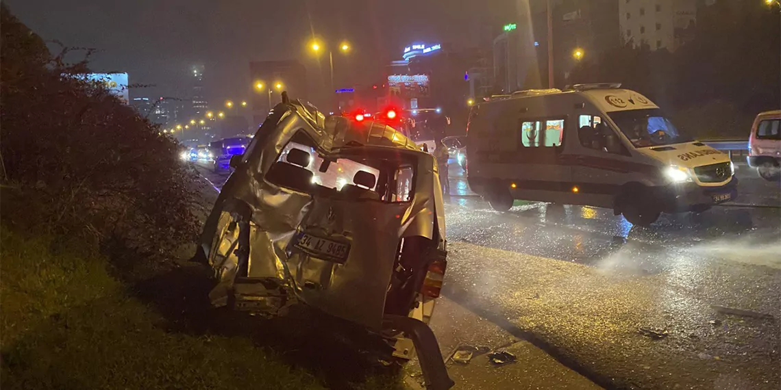 Ataşehir'de i̇ett otobüsü minibüse çarptı: 2 yaralı