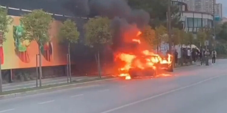 Ataşehir'de seyir halindeki otomobil alev alev yandı