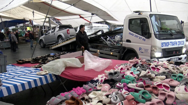 Avcılar'da semt pazarına bırakılan araçlar kaldırıldı