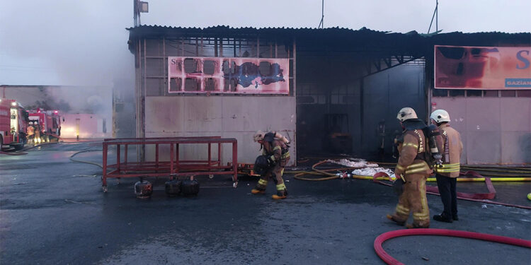 Bahçelievler'de lojistik firmasının deposunda yangın