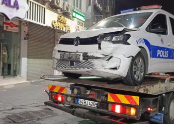Şüphelileri takip eden polis aracı kaza yaptı: 2 yaralı