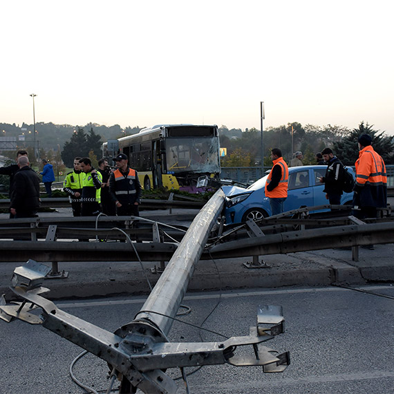Bahçelievler'de İETT otobüsü aydınlatma direğini devirdi