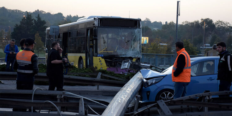 Bahçelievler'de İETT otobüsü aydınlatma direğini devirdi