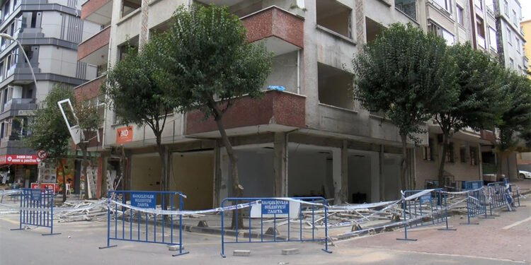 Bahçelievler'de patlamanın olduğu apartman yıkılacak