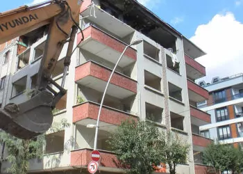Bahçelievler'de patlamanın olduğu apartman yıkılıyor