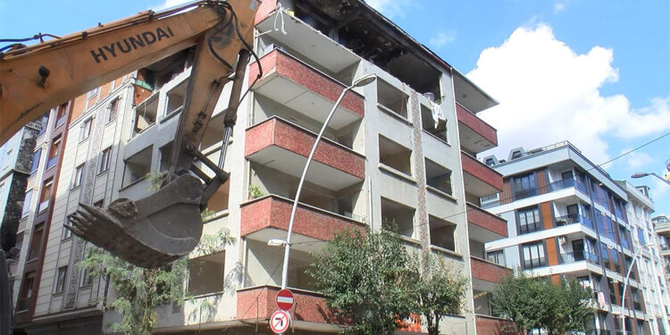 Bahçelievler'de patlamanın olduğu apartman yıkılıyor