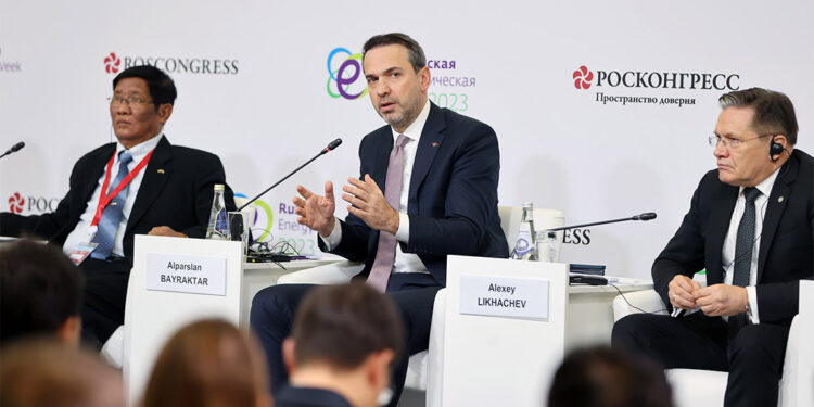 Bakan Bayraktar, ‘Düşük Karbonlu Enerji’ oturumuna katıldı