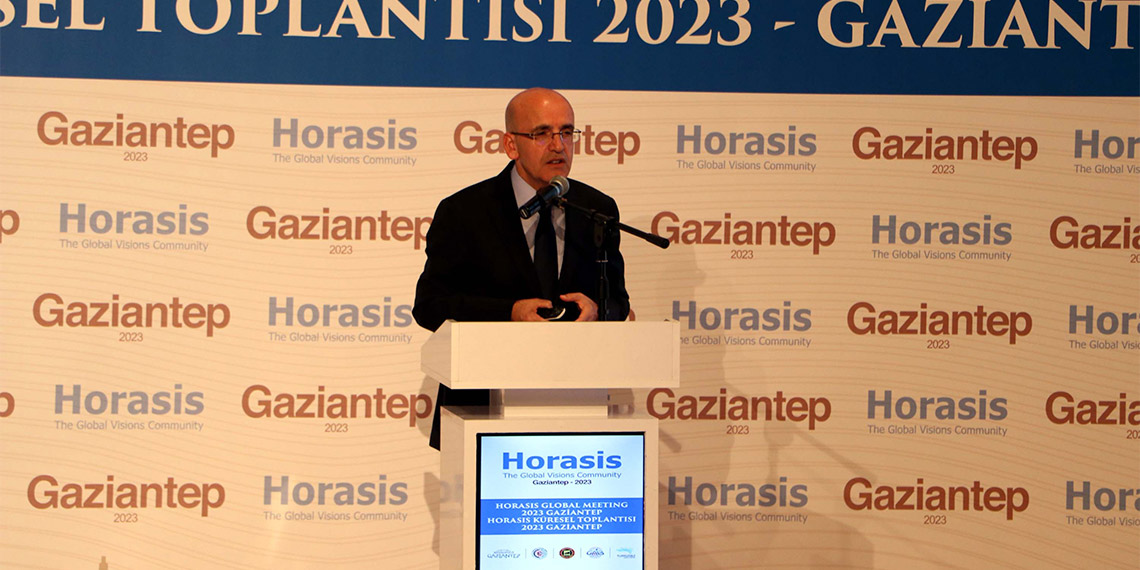 Hazine ve Maliye Bakanı Mehmet Şimşek, "Enflasyon ile mücadele en önemli önceliktir. Dezenflasyon için sıkı para politikası ile seçici kredi ve miktarsal sıkılaştırma adımları devreye alınmıştır" dedi.