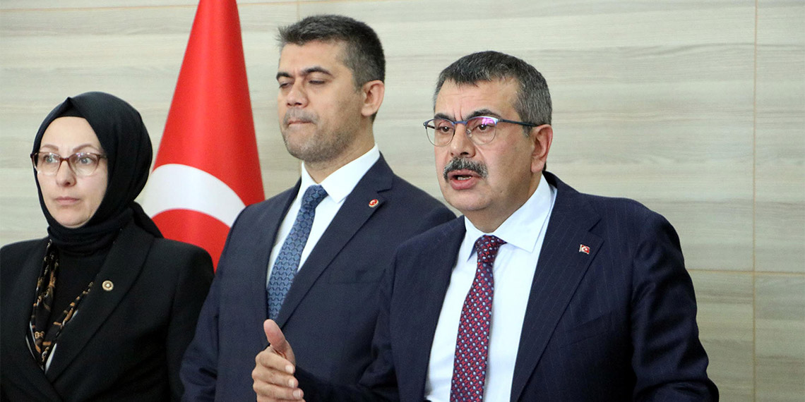 Milli Eğitim Bakanı Yusuf Tekin, "Milli Eğitim Bakanlığı olarak 2000 öncesi yapı stokumuzun neredeyse tamamını Türkiye genelinde tahkik işlemlerini yapmış bulunmaktayız. Türkiye genelinde 1583 okul deprem sebebi ile yıkılıp yeniden yapılmış durumda" dedi.
