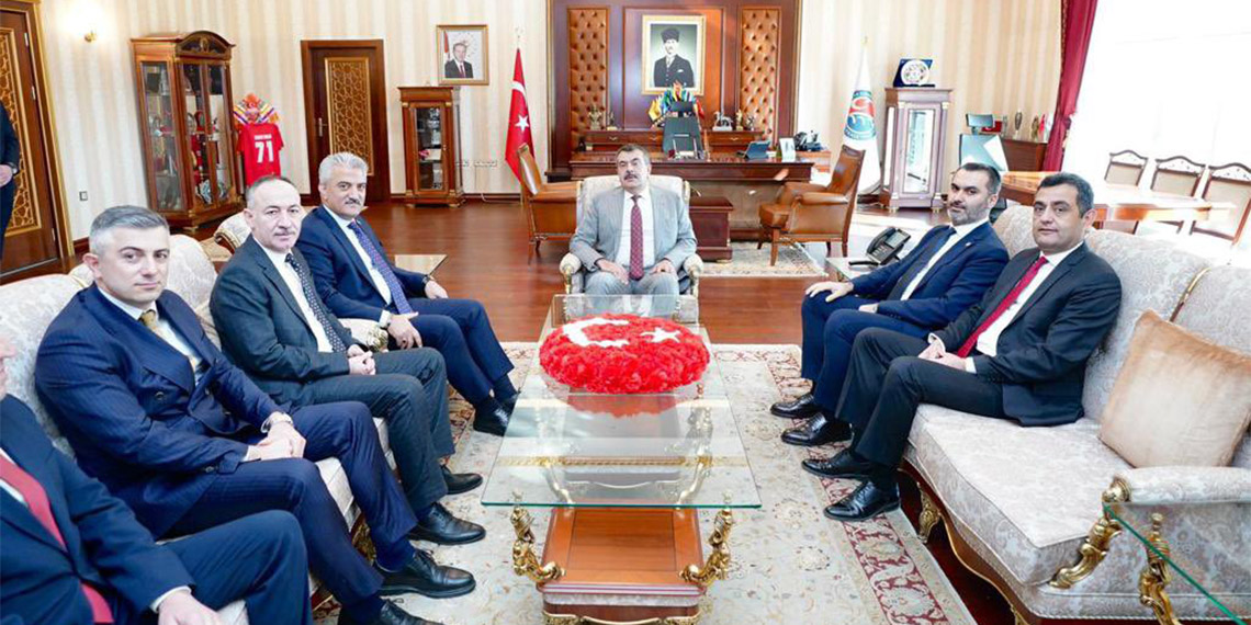 Milli Eğitim Bakanı Yusuf Tekin, "Eğitim 86 milyonun tamamını ilgilendiriyor. Tamamının bir kanaati, fikri var. 86 milyonun tamamının katkı vermesini bekliyorum. Herkes kendi üzerine düşeni yapsın, eğitimle ilgili arzu ettiğimiz düzeye çıkabilelim inşallah" dedi.